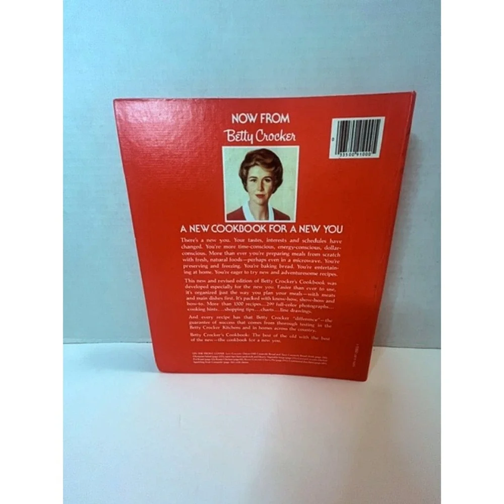 Betty Crocker's Cookbook New and Revised Edition 1981 Vintage Red Binder Golden